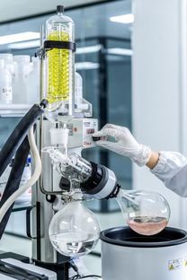 探访麦吉丽研发工厂 精密仪器仪表如何铸就高端国货护肤传奇